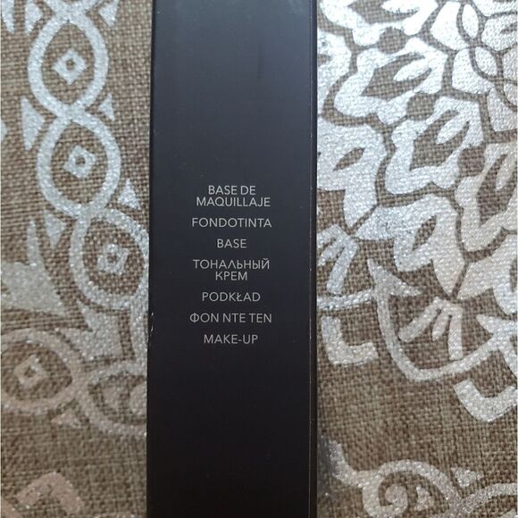 NIB Laura Mercier Foundation- 6N1 Truffle Color - Picture 2 of 10